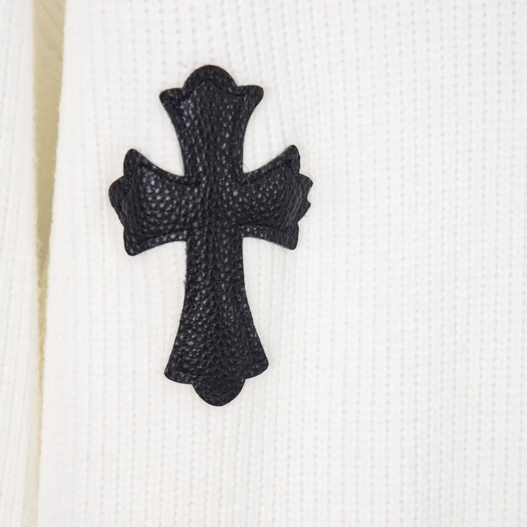 P320 💰zp version [exclusive supply] Chrome Hearts/Chrome OS loose version 2025fw autumn and winter new style Classic custom-made leather cross 🪡logo Round neck long-sleeved off-shoulder sweater Imported wool blended fabric Exquisitely upgraded, inspired by the 1980s retro Original fabric Official same style Round neck Long-sleeved suit Customized Mesh sweater thick-knitted fabric Very comfortable to the touch Latest brick cabinet synchronization for spring and summer Fashionable and individual Super versatile and good-looking style, very suitable for both men and women. A must-have style. Hang tag, collar label, washed wheat, complete with three labels. Color: black and white. Size: M L XL 2XL 3XL. Number: YK10634.